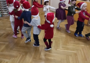 Dzieci tańczą w pociągu