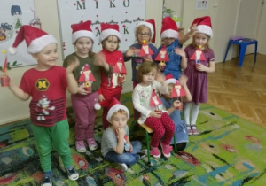 Zdjęcie grupowe dzieci w czapkach Mikołaja