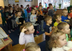 Dzieci tańczą ze swoimi misiami