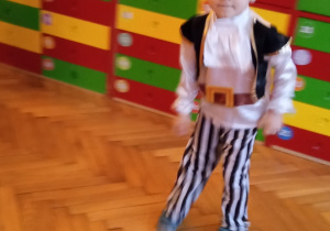 chłopiec w stroju pirata