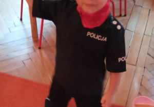 chłopiec przebrany za policjanta