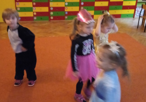 dzieci w trakcie tańca