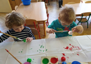 Chłopcy malują bombki farbami