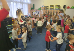 Dzieci tańczą w małych kólkach do piosenki o reniferach