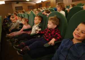 Dzieci z grupy I siedzą w fotelach w kinie