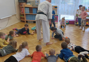 Dzieci ćwiczą z Panem od karate
