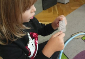 Dziewczynka losuje karteczke