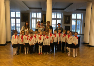 Zdjęcie grupowe - wszystkie dzieci stoją przodem z Panią Prezydent Łodzi, Panią Dyrektor i Panią Nauczycielką.