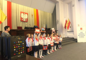 Dzieci prezentują obrazki o Polsce