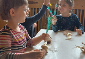 Dzieci wykonują ozdoby z sizalu
