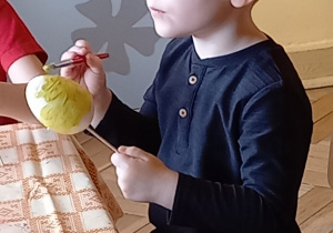 Chłopiec Maluje styropianowa pisanke