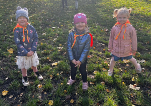 Dziewczynki stoją w parku na trawie