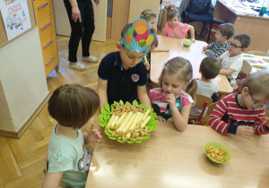 Dzieci jedzą urodzinowe ciasteczka