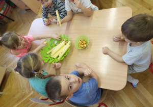 Dzieci jedzą urodzinowe smakołyki 