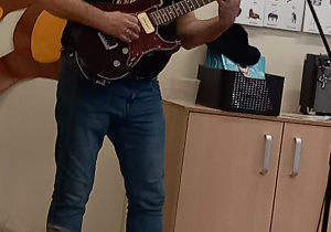 Pan gra na gitarze