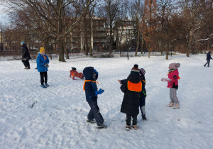 Dzieci biorą udział w bitwie na śnieżki