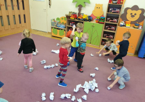 Dzieci cnotą papier i rzucają w górę papierowymi ścieżkami 