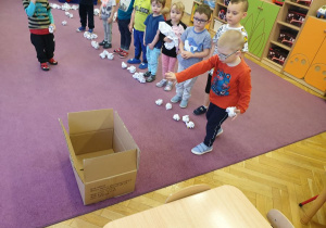 Dzieci ćwiczymy liczenie do 3 przy liczeniu śnieżek z papieru 