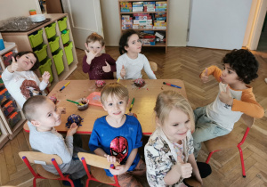 dzieci tworzą pączki z papieru