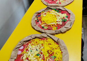 gotowe pizze z papieru wykonane przez dzieci