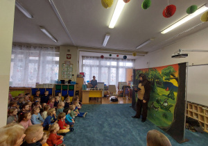 Dzieci oglądają przedstawienie w przedszkolu