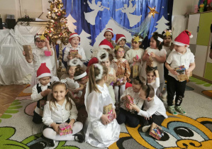Zdjęcie grupowe dzieci z przedstawienia świątecznego