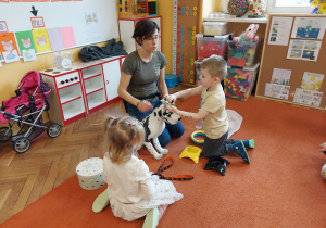 dzieci opiekują się psem