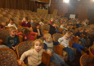 Dzieci z naszego przedszkola czekają na widowni na przedstawiwnie