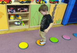 Chłopiec stoi na dysku sensorycznym
