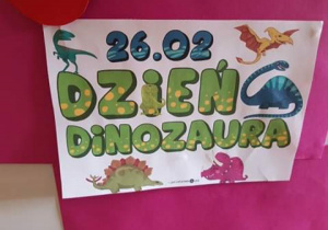 Dekoracja na tablicy z napisem Dzień dinozaura