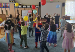 Dzieci bawią sie balonami