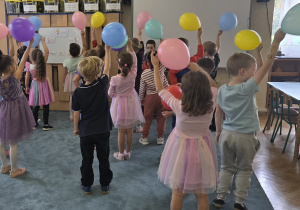 Dzieci machają balonami