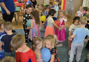 Dzieci tańczą w parach z balonami