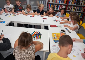 Dzieci siedzą przy stole