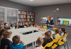 Pisarka czyta dzieciom wiersze