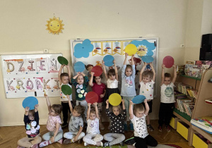 Dzieci stoją z papierowymi kropkami