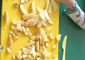 Dzieci kroją jabłka