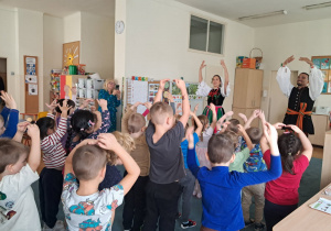Dzieci tańczą razem z tancerzami