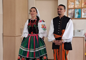 Para tancerzy w tradycyjnym łowickim stroju