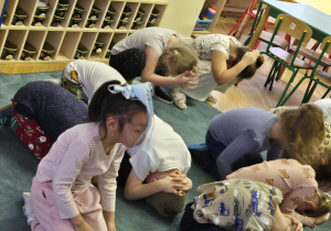 Dzieci w pozycji bezpiecznej przy ataku psa