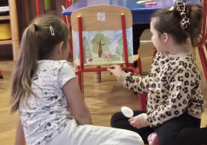 Dziewczynki bawią sie w teatrzyk