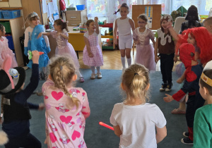 Dzieci tańczą na dywanie