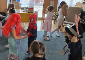 Dzieci tańczą w parach