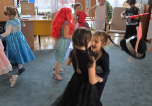 Dzieci tańczą na dywanie