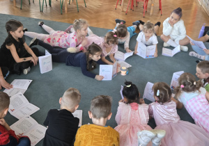 Dzieci słuchają bajki