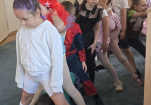 Dzieci pokonują tunel