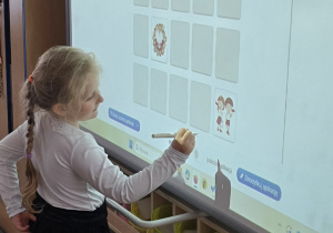 Dziewczynka przy tablicy