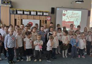 Wszystkie przedszkolaki stoją na baczność