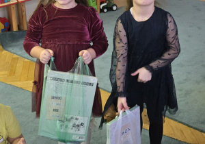 Dziewczynki trzymają torby z nagrodami