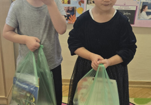 Dzieci trzymają torby z nagrodami